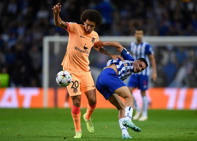 Tudi ugledni Atleticov Belgijec Axel Witsel (levo) ni našel prave poti proti Portu in njegovem Kanadčanu&nbsp;Stephenu Eustaquiu.FOTO:&nbsp;Miguel Riopa/AFP
