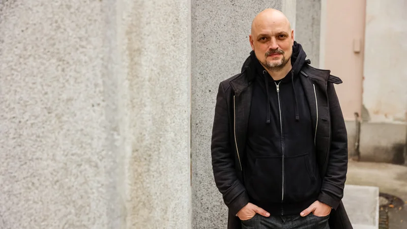 Fotografija: Boris Benko pravi, da je veliko dejavnikov, ki prispevajo k družbeni norosti. FOTO: Črt Piksi/Delo