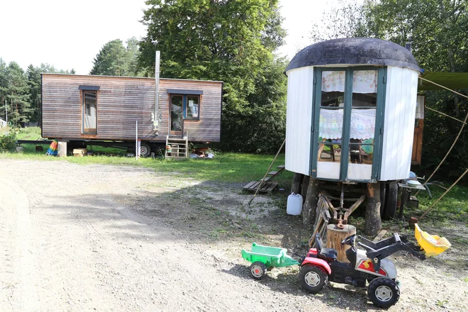 V vhodu v kompleks je veliko parkirišče s starimi tovornjaki in tanki, obkroženo z nekdanjimi hangarji za vojaška vozila in drugimi stavbami, zdaj delavnicami Cambiuma, ter skupnimi rekreacijskimi objekti. FOTO: Milan Ilić
