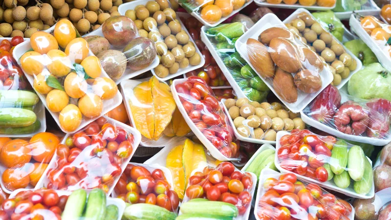 Fotografija: Ne le da še vedno zavržemo ogromno hrane, problematična je tudi plastična embalaža, ki je pogosto ne moremo reciklirati. FOTO: Shutterstock