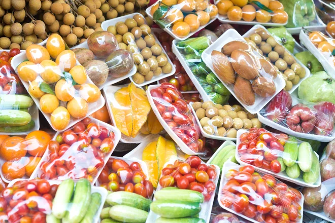 Ne le da še vedno zavržemo ogromno hrane, problematična je tudi plastična embalaža, ki je pogosto ne moremo reciklirati. FOTO: Shutterstock
