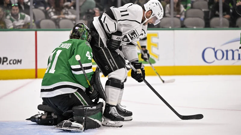 Fotografija: Anže Kopitar pred vratarjem Dallasa Scottom Wedgewoodom. FOTO: Jerome Miron/USA Today Sports