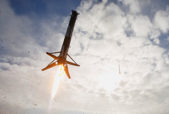 Pristajanje stranske rakete falcona heavy. FOTO: Joe Skipper Reuters
