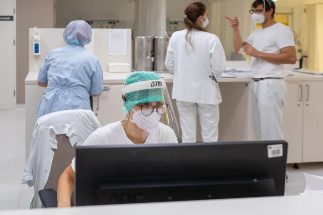 V bolnici je zaposlenih med 170 in 180 zdravnikov, skupaj z upravo pa gre za okoli dvesto visoko izobraženih kadrov, kar je za občino z okoli 22 tisoč prebivalci veliko. FOTO:&nbsp;Voranc Vogel/Delo
