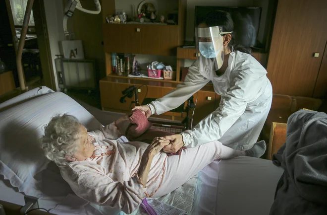 Lani je bil porabnik v pomoč na domu v povprečju vključen 2,9 leta. FOTO: Jože Suhadolnik/Delo