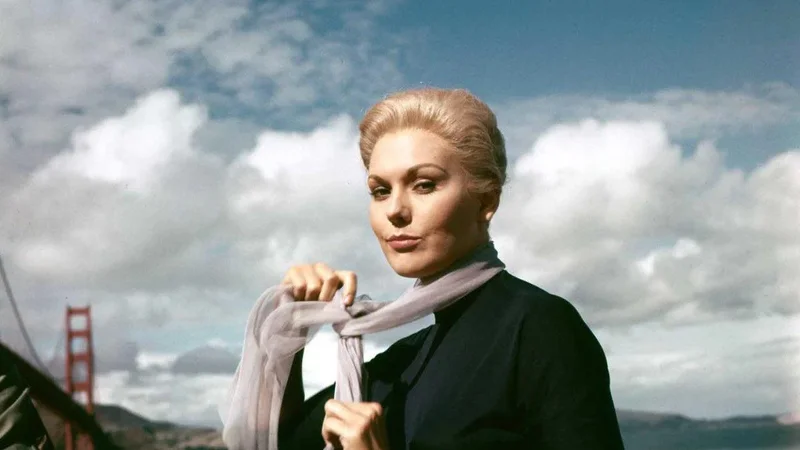Fotografija: Kdor se navdušuje nad filmi Alfreda Hitchcocka, ve, da prvega Hitchcocka ne pozabiš nikoli – kot tudi ne svoje prve hitchcockovske plavolaske. FOTO: promocijsko gradivo