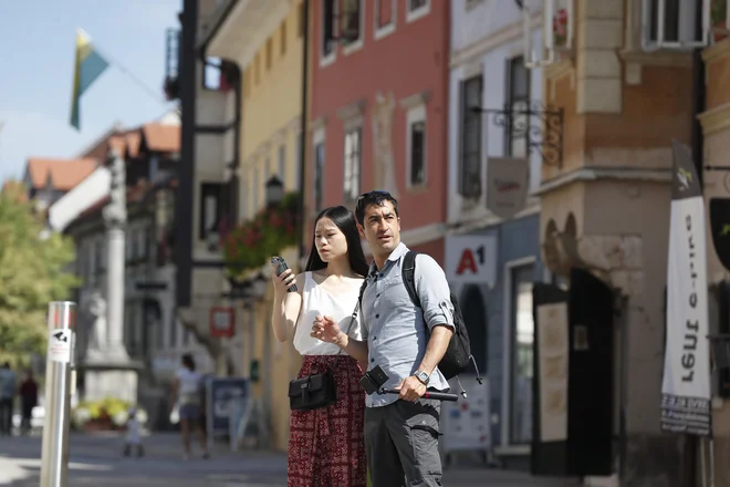 Znamenitosti Škofje Loke vsako leto pritegnejo številne turiste.  FOTO: Leon Vidic/Delo
