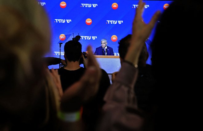 Aktualni izraelski premier Jair Lapid med nagovarjanjem svojih privržencev. Foto: Gil Cohen-magen/Afp

