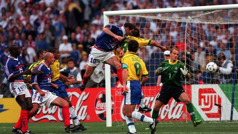 Fotografija: Zinedine Zidane je oba svoja zadetka v finalu SP leta 1998 dosegel s strelom z glavo. FOTO: Reuters
