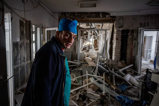 Doktor pred eno od uničenih ukrajinskih bolnišnic. FOTO: Dimitar Dilkoff/Afp
