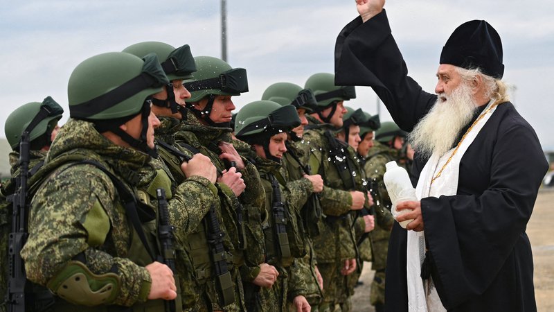 Fotografija: V Rostovu pravoslavni duhovnik blagoslavlja rezerviste, ki so jih vpoklicali, da branijo novo osvojena ruska ozemlja v Ukrajini.

FOTO: Sergej Pivovarov/Reuters

