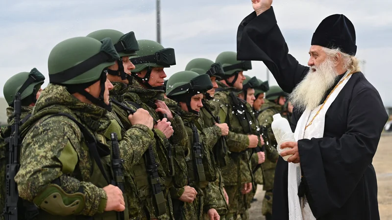 Fotografija: V Rostovu pravoslavni duhovnik blagoslavlja rezerviste, ki so jih vpoklicali, da branijo novo osvojena ruska ozemlja v Ukrajini.
FOTO: Sergej Pivovarov/Reuters