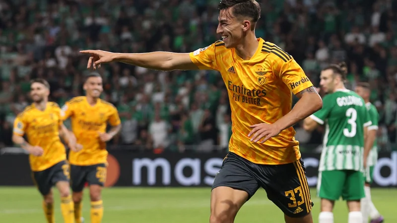 Fotografija: Hrvaški napadalec Petar Musa je v Haifi poskrbel za preobrat in vodstvo Benfice z 2:1, sledili so še kar štirje goli Portugalcev v dobrih 30 minutah za neverjetno zmago, ki je bila dovolj za skok na prvo mesto na lestvici. FOTO: Ronen Zvulun/Reuters