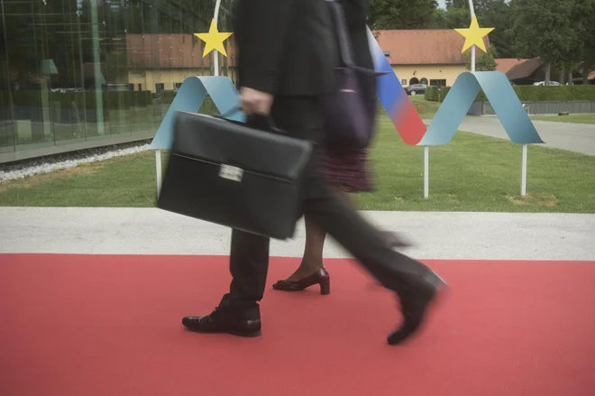 Iztekel se je rok za prijavo na interni razpis zunanjega ministrstva, s katerim so iskali več kandidatov za različna veleposlaniška mesta. Nekaterih držav pa po neuradnih informacijah ni bilo na njem, zato se je pojavilo vprašanje, ali gre pri njih za nekatere politično že dogovorjene funkcije.
FOTO: Jure Eržen