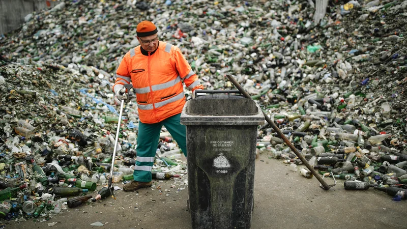 Fotografija: Kupi se večajo, država počisti, pa spet zrastejo. Sistem očitno ne deluje. FOTO: Uroš Hočevar/Delo
