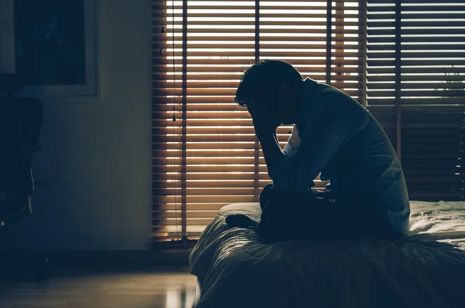 Popolnoma običajno je, da se kdaj znajdeš na tleh, da imaš občutek, da so se nad tabo zgrnili temni oblaki in da se vse slabo dogaja samo tebi. FOTO: Shutterstock
