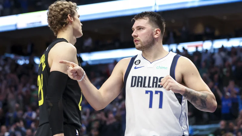 Fotografija: Luka Dončić je dobil tudi bitko s Fincem Laurijem Markkanenom (levo). FOTO: Kevin Jairaj/USA Today Sports