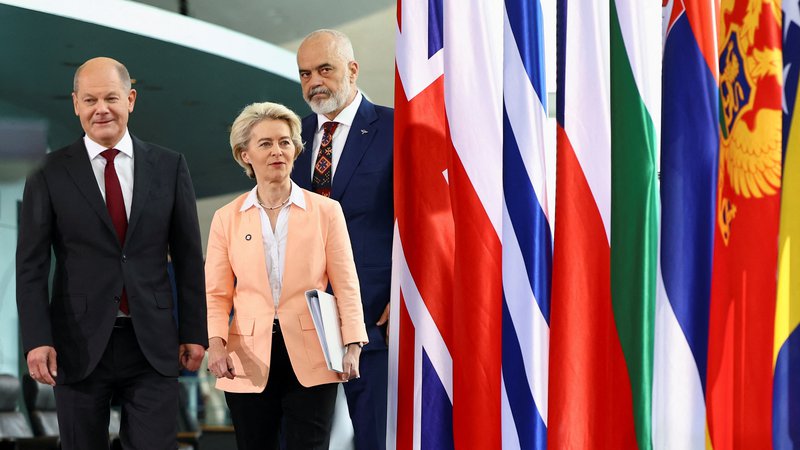 Fotografija: Nemški kancler Olaf Scholz (levo, na fotografiji s predsednico evropske komisije Ursulo von der Leyen in albanskim premierom Edijem Ramo)
je na vrhu berlinskega procesa pozval k večjim prizadevanjem za vključitev držav Zahodnega Balkana v EU. Foto Lisi Niesner/Reuters
