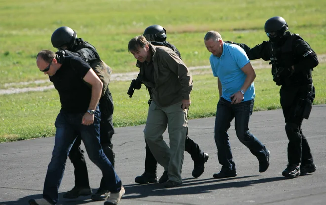 Zahtevni preizkusi sposobnosti so vstopnica v specialno enoto policije, velik del urnika specialcev zapolnijo urjenja za najzahtevnejše naloge, kot je denimo reševanje ugrabljenega letala. FOTO: Uroš Hočevar 
