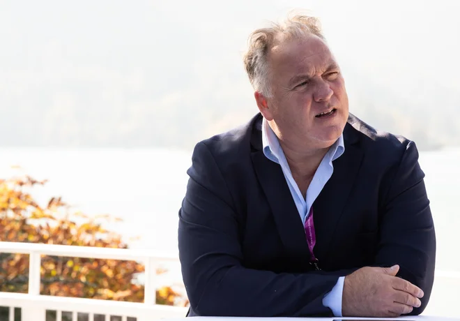 Paul De Raeve, generalni sekretar Evropske federacije združenj medicinskih sester:&nbsp;Moje primerjave kažejo, da se vlade lažje odločijo za dvig plače učiteljicam kot medicinskim sestram. FOTO: Tjaša Barbo
