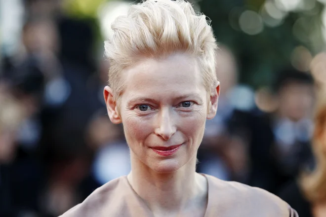 V drage blagovne znamke odeta zvezdnica Tilda Swinton v nasprotju z večino kolegic v Hollywoodu skoraj nikoli nima močno naličenih oči, njen zaščitni znak pa je kratka, pogosto tudi ob straneh obrita pričeska. FOTO: Shutterstock