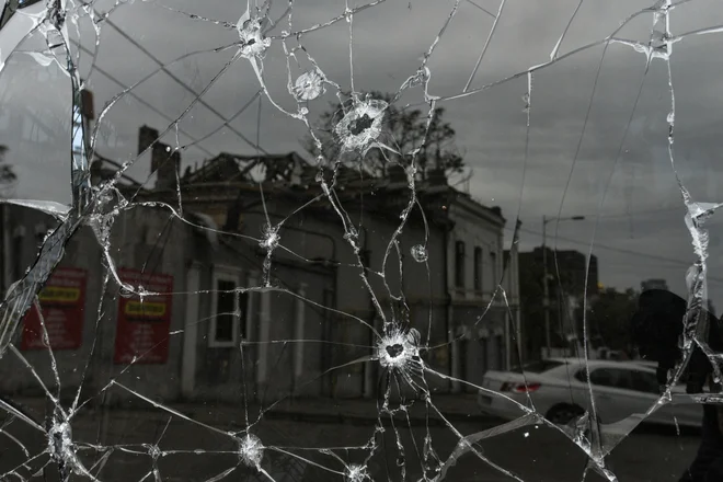 Skupni imenovalec obeh izrednih stanj &ndash; pandemije in vojne &ndash; je izpopolnitev mehanizma zatiranja kritične misli kot sredstva za ustvarjanje konsenza. FOTO: Stringer/Reuters
