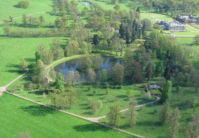 Na Althorpu, na otoku sredi jezera, je princesa Diana dobila svoje zadnje počivališče. FOTO: wikipedija
