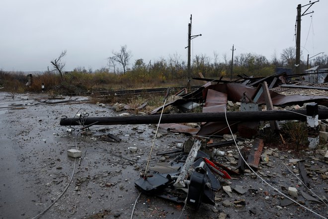 Ruske sile po vrsti porazov na bojiščih v zadnjih tednih z raketami in brezpilotnimi letalniki obstreljujejo ukrajinsko energetsko infrastrukturo. FOTO: Clodagh Kilcoyne/Reuters
