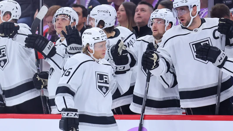 Fotografija: Anže Kopitar (desno) je čestital soigralcu Blaku Lizottu po golu, ki je bil sicer eidni na tej tekmi za Los Angeles. FOTO: Michael Reaves/AFP