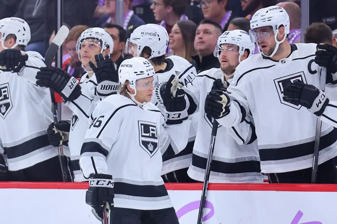 Anže Kopitar (desno) je čestital soigralcu Blaku Lizottu po golu, ki je bil sicer eidni na tej tekmi za Los Angeles. FOTO: Michael Reaves/AFP