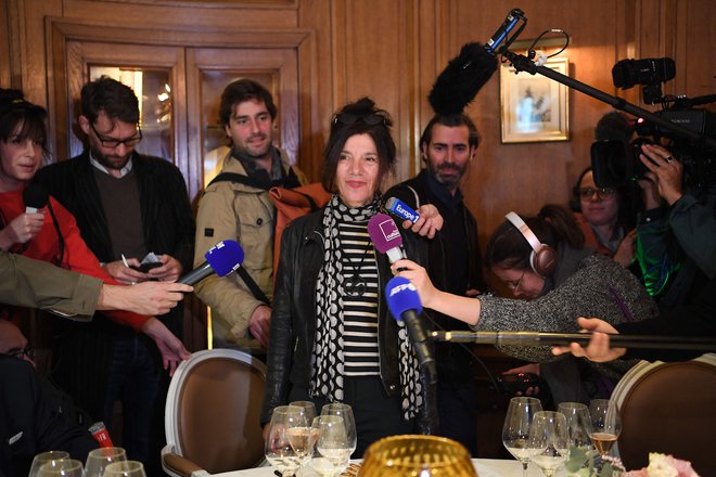 Kot veleva tradicija, so tudi letošnjo dobitnico nagrade Goncourt razglasili v restavraciji Drouant v središču Pariza. FOTO: Bertrand Guay Afp

