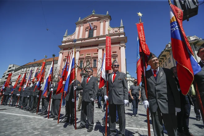 Vprašanja, ali smo bili na pravi strani zgodovine, so popolnoma odveč in jih po navodilih predvsem desnih politikov postavljajo strankarsko zaslepljeni ljudje. Žal so med njimi tudi zgodovinarji, ki postavljajo odpor proti okupatorju na sodni stol &raquo;pohabljene zgodovine&laquo; FOTO LEON VIDIC DELO
