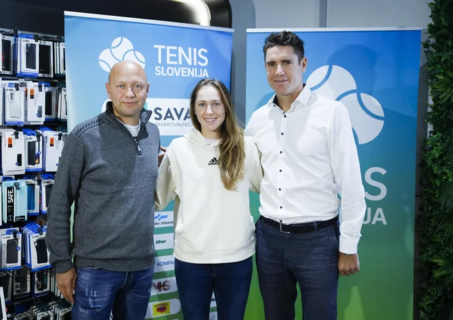 Zvezni kapetan Andrej Kraševec, naša vodilna igralka Kaja Juvan in direktor teniške zveze Gregor Krušič že nestrpno odštevajo do velike tekme v Velenju. FOTO: Jože Suhadolnik/Delo