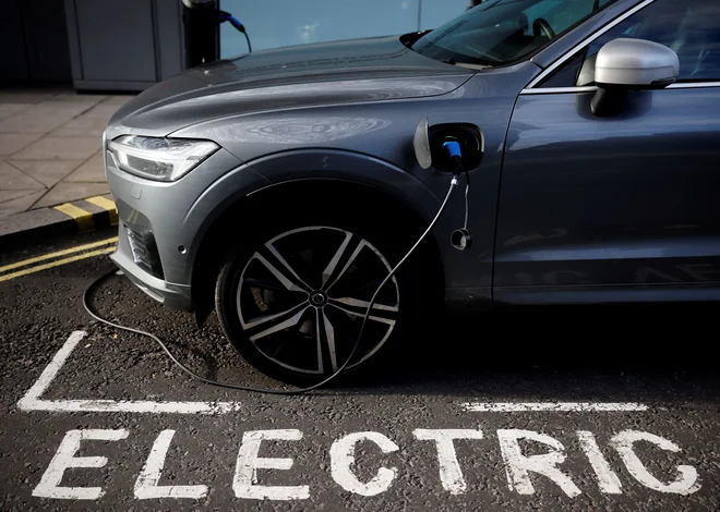 Popolnoma električni avtomobili so v strukturi evropske prodaja dosegli 12-odstotni delež. Pri nas znaša nekaj čez 5 odstotkov. FOTO: Tolga Akmen AFP
