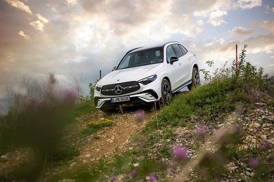 Mercedes-Benz je vrhunskost svojega klenega terenskega vozila razred G prenesel v ultra popularni GLC, v katerem se bodo suvereno počutili tudi vozniki manj vešči terenske vožnje. FOTO: Mercedes-Benz AG
