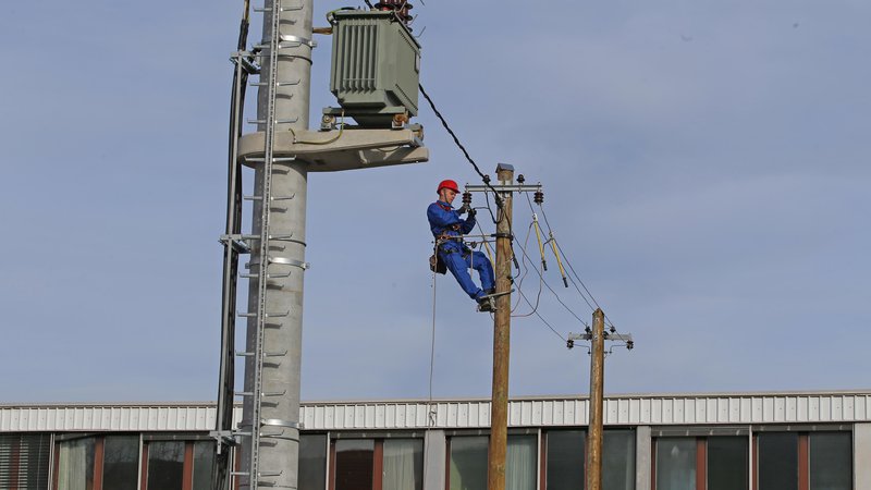 Fotografija: Elektroenergetski sistem lahko obratuje le, ko skupaj uravnoteženo delujejo elektrarne, omrežje in porabniki. FOTO TADEJ REGENT
