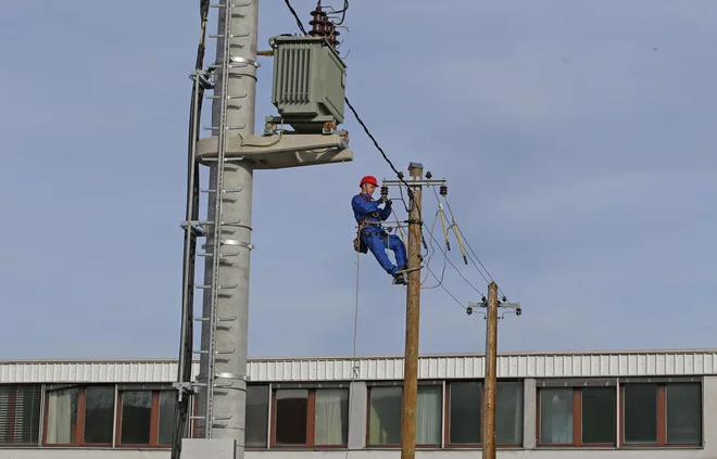 Elektroenergetski sistem lahko obratuje le, ko skupaj uravnoteženo delujejo elektrarne, omrežje in porabniki. FOTO TADEJ REGENT
