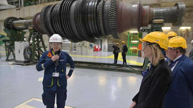 Fotografija: Zagon jedrskih elektrarn, ki so bile ustavljene zaradi vzdrževanja v Franciji, in tudi podaljšanje delovanja treh v Nemčiji, bo ublažilo razmere. FOTO: Guillaume Souvant/AFP