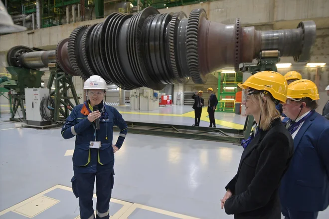 Zagon jedrskih elektrarn, ki so bile ustavljene zaradi vzdrževanja v Franciji, in tudi podaljšanje delovanja treh v Nemčiji, bo ublažilo razmere. FOTO: Guillaume Souvant/AFP
