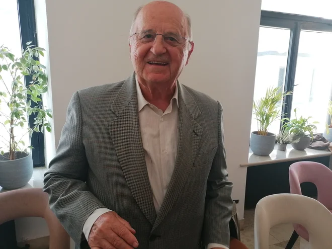 »Že od sedemdesetih let spremljam iskanje rešitev za tranzitni promet skozi slovensko Istro. Dejstvo je, da promet narašča, pravega ukrepanja v zvezi s tem pa še vedno ni,« je pojasnil dr. Livij Jakomin.FOTO: Nataša Čepar/Delo
