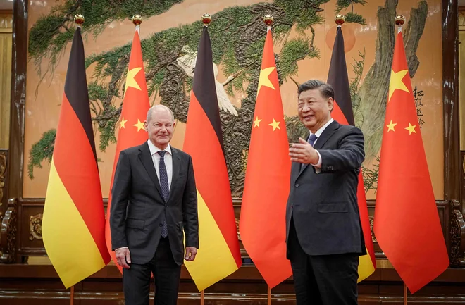 Preden so podpisali katerega od napovedanih sporazumov, sta Olaf Scholz in kitajski predsednik Xi Jinping izmenjala nauke o tem, kaj pomeni biti enakopravni partner. FOTO:&nbsp;Kay Nietfeld/AFP
