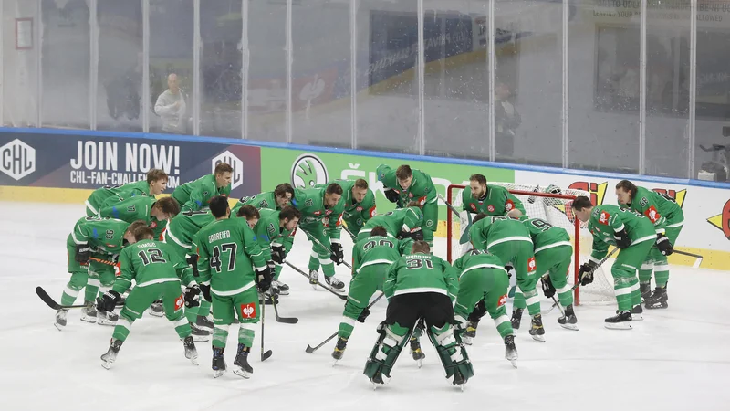 Fotografija: Olimpijini hokejisti so končno imeli razlog za veselje. FOTO: Leon Vidic/Delo
