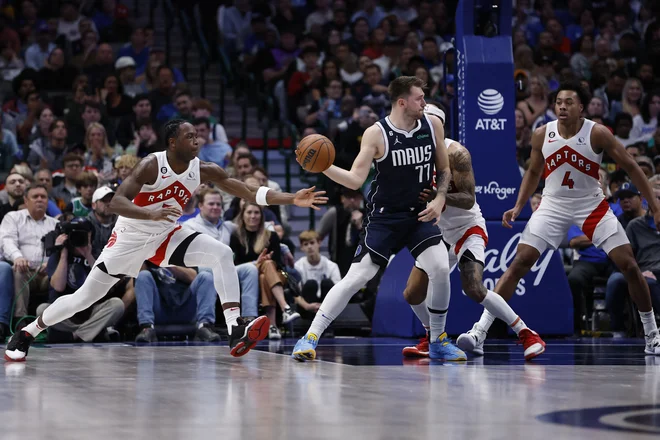 Luka Dončić med podajo soigralcu. FOTO: Tim Heitman/Usa Today Sports
