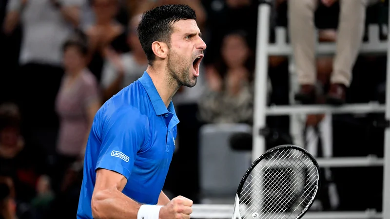 Fotografija: Novak Đoković je v svojem slogu proslavil zmago nad Grkom Stefanosom Tsitsipasom. FOTO: Julien De Rosa/AFP