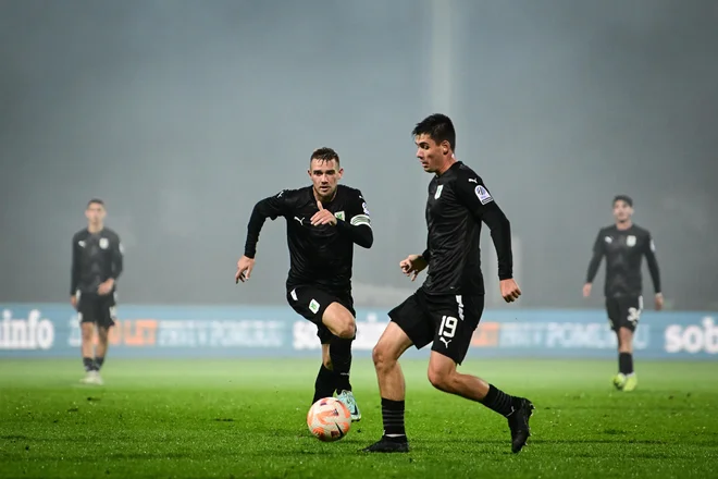 Svit Sešlar (desno) je za Olimpijo zadel, z njim se je veselil tudi zeleno-beli kapetan Timi Max Elšnik. FOTO: Marko Pigac/mp Produkcija
