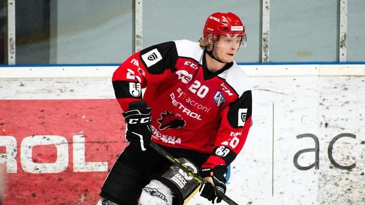 Fotografija: Latvijec Rudolfs Polcs se v letošnji sezoni odlikuje v jeseniškem dresu. FOTO: alps hockey league