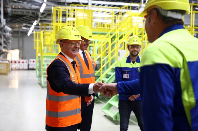 Nemški kancler Olaf Scholz na obisku v velikanu Basf. Kemična industrija je med bolj prizadetimi v energetski krizi. FOTO: Lisi Niesner/Reuters
