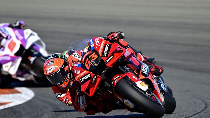 Fotografija: Francesco Bagnaia je bil na VN Valencie kos vsem izzivom. FOTO: Javier Soriano/AFP