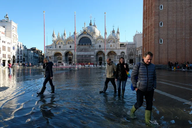 Tokrat so iz legunskega mesta prvič prišle fotografije, ki odražajo delovanje nove zaščite stolnice. FOTO: Manuel Silvestri/Reuters