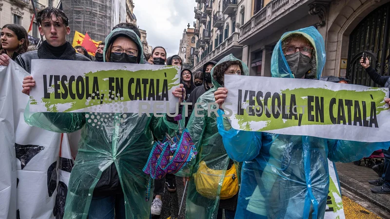 Protestniki nosijo transparente v obrambo katalonskega jezika v šolah. FOTO:&nbsp;Paco Freire/Reuters
